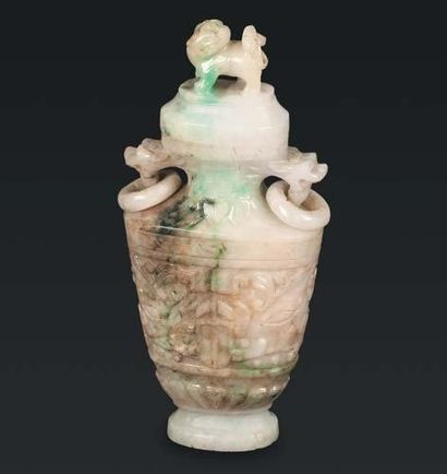 null Vase couvert de forme balustre aplatie, en jadéite veinée de vert, brun et rouille,...