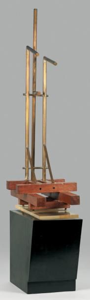ÉCOLE CONSTRUCTIVISTE Composition, 1919 Sculpture en bois et métal sur base en bois...