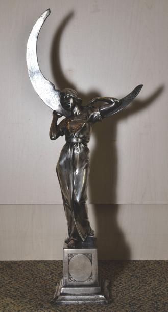 Ecole Symboliste La Nuit Sculpture en métal argenté (oxydations et usures), non signée,...