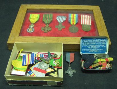 null Lot de décorations: Médaille militaires, croix de guerre, croix des combattants,...