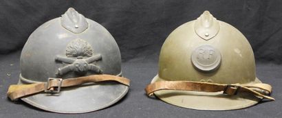 null Lot de deux casques ADRIAN - Une artillerie 1915 - Un zouave 1926