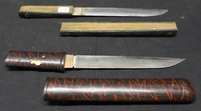 null Lot de deux poignards japonais. 1/ Aikuchi en bois laqué. 2/ En forme d'éve...