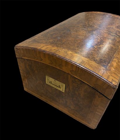 null Rectangular chest with domed lid, in walnut burl and rosewood veneer. Nineteenth-century...