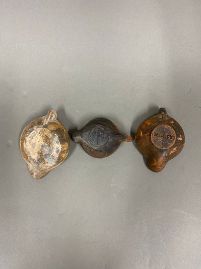 null Set of 3 oil lamps with round spouts and straight lines
The medallions are adorned...
