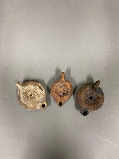 null Set of 3 oil lamps with round spouts and straight lines
The medallions are adorned...
