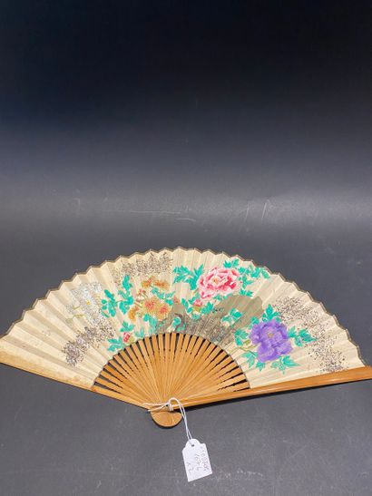 null Two fans, Japan early 20th century
* One is a double leaf paper fan decorated...