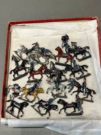 null CBG 1/2 ronde bosse 
Set of cavalrymen and infantrymen, 1st and second Empire,...