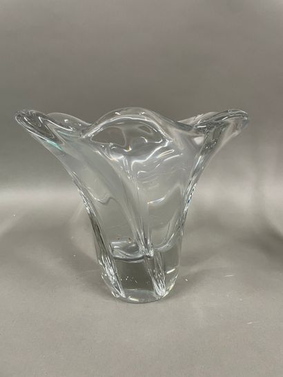 DAUM
Vase en cristal de forme mouvementée,...