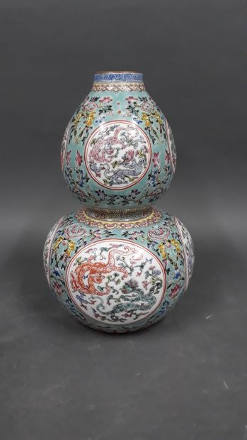 CHINE - Début XXe siècle
Vase de forme gourde...