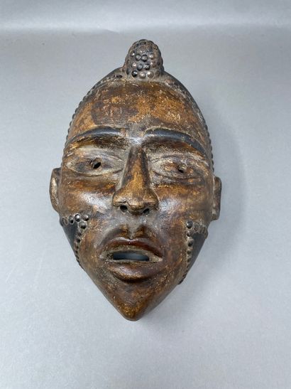 Masque Kongo en bois clouté.
H. : 27cm.