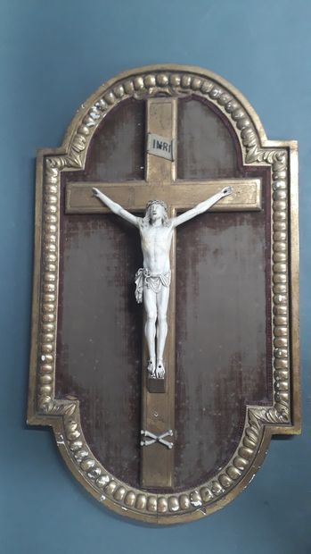 Tableau crucifix avec Christ vivant en ivoire...