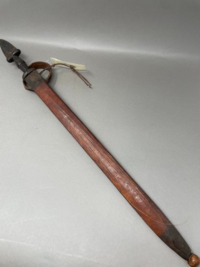 Epée Touareg gainée de cuir.
L. : 75cm.