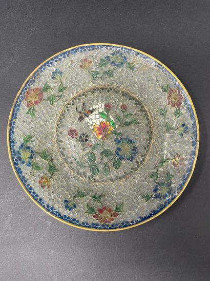 null CHINE - XXème siècle
Assiette en verre cloisonné à décor floral.
Diam. 18 cm...