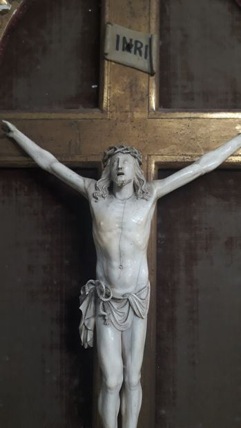 null Tableau crucifix avec Christ vivant en ivoire sculpté dans un cadre à double...