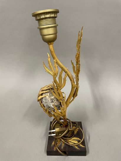 null Willy DARO (XXe siècle). 
Lampe en bronze et laiton feuillagé enserrant une...