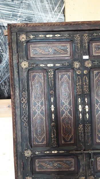 null Doubles portes en bois peint avec incrustations d'os. 
Moyen Orient fin XIXème...