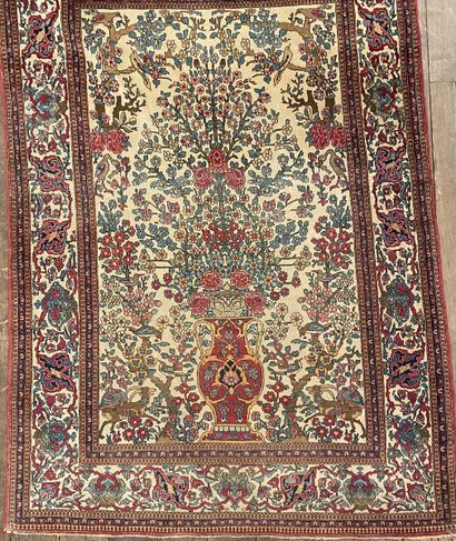 null Ancien, fin et original Ispahan 
Iran
Début XXème
199 x 138 cm
Velours de laine...