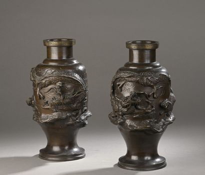 null JAPON - Epoque MEIJI (1868 - 1912)
Paire de vases en bronze à patine brune,...