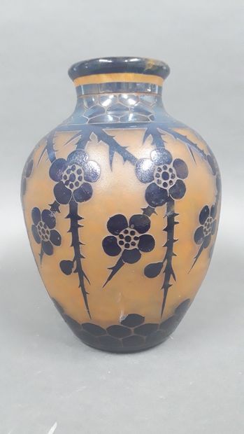 null LE VERRE FRANÇAIS	
Vase « Aubépines », modèle créé circa 1919-1922, à corps...