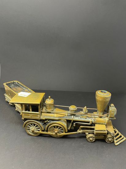 Locomotive en bronze à patine dorée marquée...
