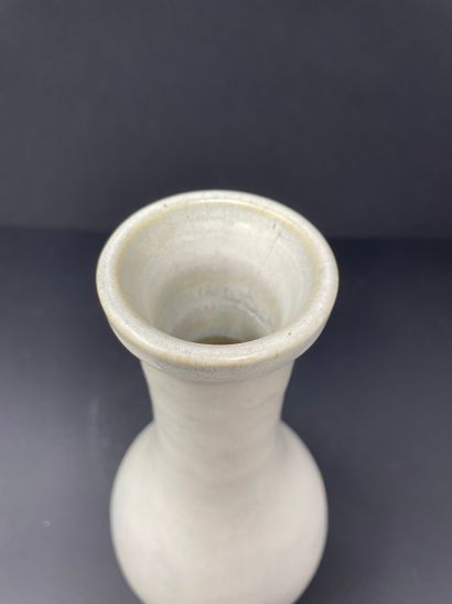 null LOURIOUX Louis (1874-1930)
Vase en grès emaillé à couverte blanche nuancée gris...