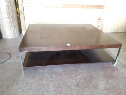null Grande table basse carrée en bois exotique et piétement métallique.
Travail...