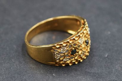 null Openwork ring in 14K (585) yellow gold set with brilliants and small round sapphires.
Finger...