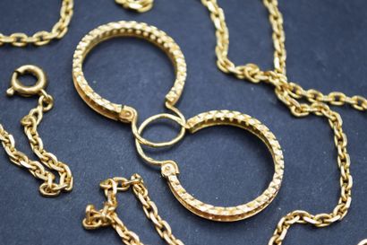 null Réunion de deux bijoux en or jaune 18k (750) :
- une chaîne maille forçat. Poids...