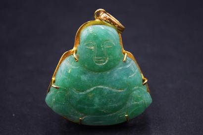 null Pendentif en or jaune 18k (750) stylisant un bouddha assis sur pierre dure verte....