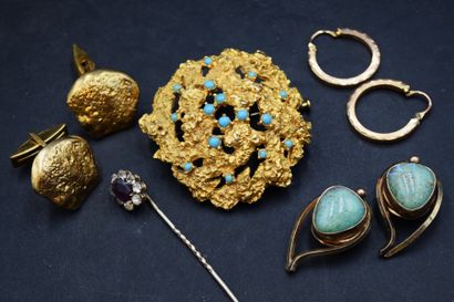 null Lot de bijoux fantaisies comprenant : une broche agréentée de petits cabochons...