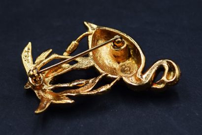 null CARVEN 
Broche en métal doré représentant un flamand rose, le corp pavé de pierres...