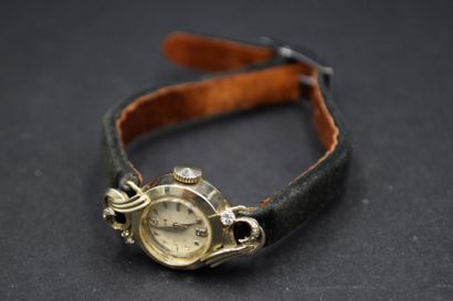 null AZUR
N°5261
Montre bracelet de dame, boitier rond en or gris 18K (750) ornée...