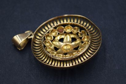 null Circular tondo pendant in 18K (750) yellow gold. 
Diameter: 27 mm - Weight:...