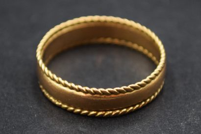 null Wedding band in 18K (750) yellow gold. 
Finger size: 54 - Weight: 2.74 g.