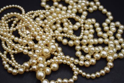 null Deux colliers de perles :
- le premier en perles régulières, fermoir en métal....