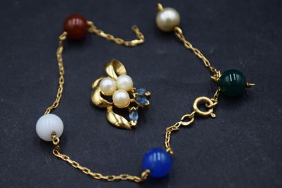 null Lot d'or jaune 18K (750) comprenant : 
- un débris de bracelet alterné perles...