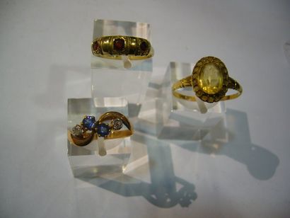null 3 bagues: -grenats: 2,4g -pierre bleues et diamants en rose, 2,4g -citrine et...
