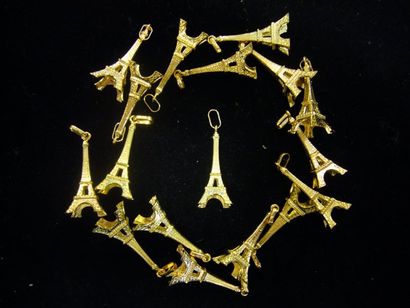 null 19 pendentifs "Tour Eiffel". grand modèle. or jaune. 36,80g.
