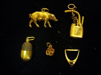 null 5 pendentifs en or: "cochon, pipe à eau, étrier, gland, rose..." 7g.