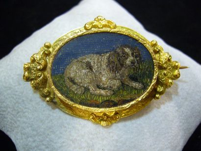 null broche ovale. "chien couché" en micro mosaïque. monture agrémentée de quatre...