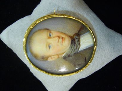 null broche de forme ovale ornée d'une miniature: "homme à la cravate nouée". aquarelle...