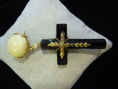 null broche bouton ivoire, monture or jaune et croix onyx (éclat) parements perle...