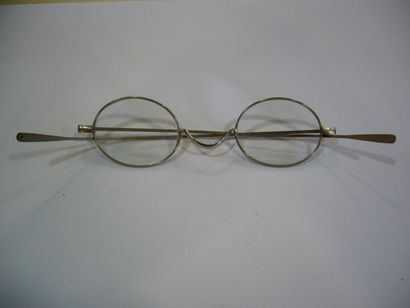 null paire de lunettes verres ovales monture acier, marque Chrystal h: 3cm; l: 1...