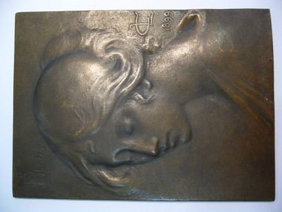 null plaque: "tête de jeune fille" nommée "étude" bronze patiné, monogrammé C.L....