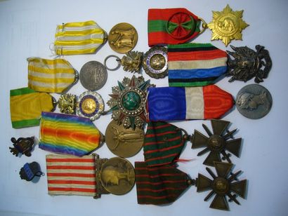 null 12 médailles diverses et deux insignes