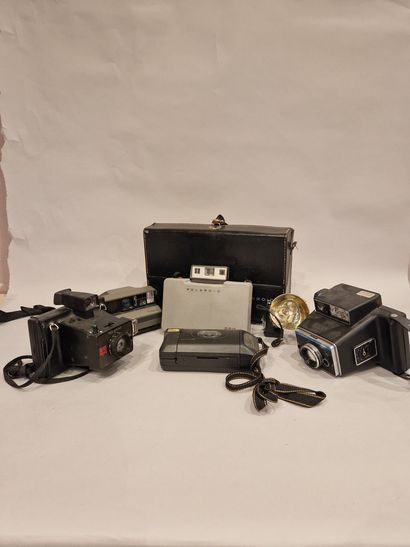 null Ensemble de cinq appareils photographiques divers : quatre Polaroid (dont Image...