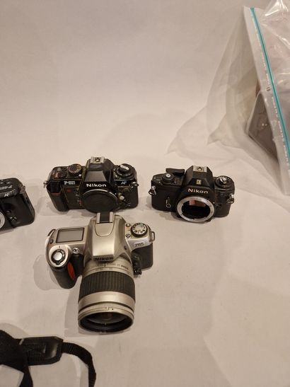 null Ensemble de six boîtiers Nikon divers (EM, F65, F70 ou encore N2000) dont deux...