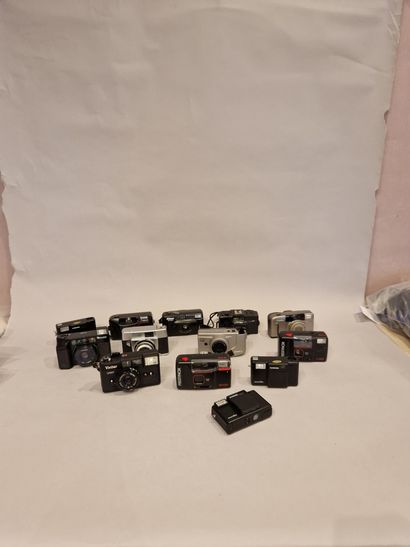 null Ensemble d'une douzaine d'appareils photographiques divers, plusieurs compacts,...