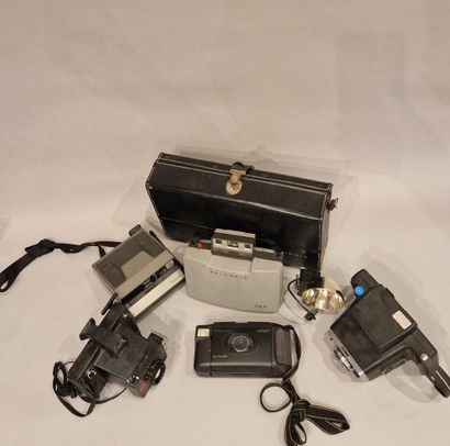 null Ensemble de cinq appareils photographiques divers : quatre Polaroid (dont Image...