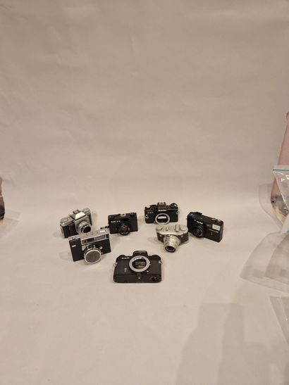 null Ensemble de sept appareils photographiques divers dont Rolleiflex SL35E, Rolleiflex...
